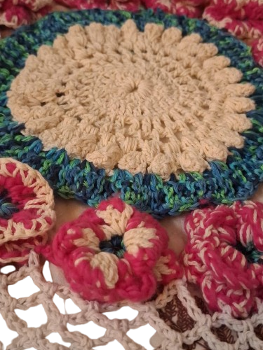 Fiori rosa variabili lavorati all'uncinetto